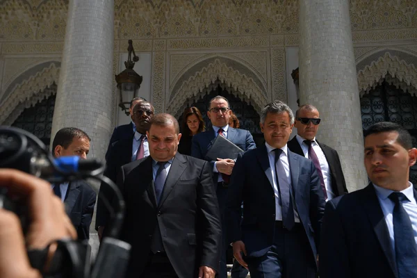 Gérald Darmanin quittant un bâtiment officiel à Alger après sa visite diplomatique.