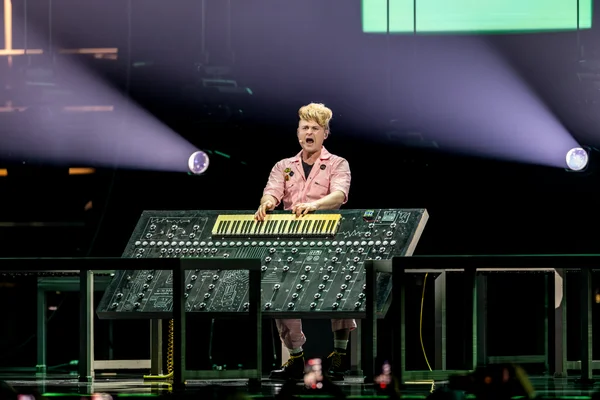Sam Bartle, alias LOOK MUM NO COMPUTER, interprète « Eins, Zwei, Drei » sur la scène de l'Eurovision 2026 à Vienne.