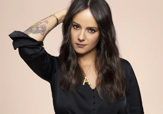 Alizée en studio, égérie KVD Vegan Beauty