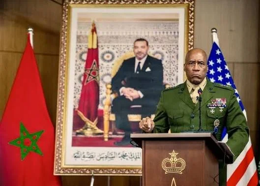Officier des Forces Armées Royales marocaines s'adressant à la presse sur la disparition de deux soldats américains près de Tan-Tan.