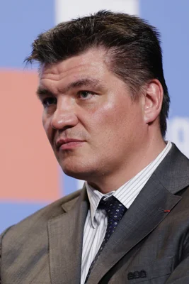 David Douillet, judoka et homme politique, en costume cravate.