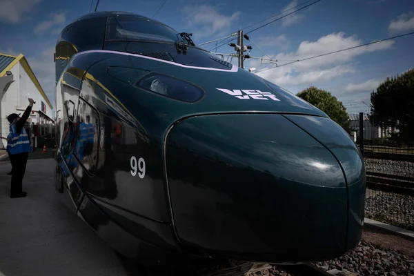 Détail de la rame Velvet, futur concurrent de la SNCF, accompagnée d'un agent de sécurité.