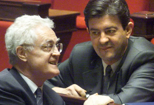 Jean-Luc Mélenchon et Lionel Jospin en conversation lors d'un événement politique.