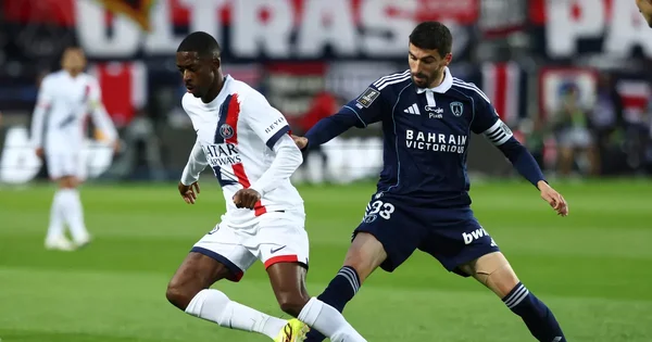 Action lors du derby Paris FC-PSG, où Ousmane Dembélé s'est blessé.
