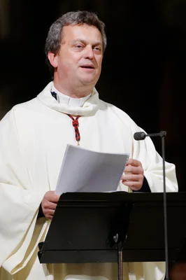 Le père Benoist de Sinety lors de la messe des étudiants à Notre-Dame de Paris en 2012.