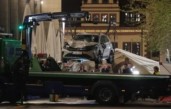Opération de remorquage après une attaque à la voiture bélier à Leipzig.