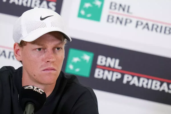 Jannik Sinner en conférence de presse devant le logo BNP Paribas, s'exprimant au micro.