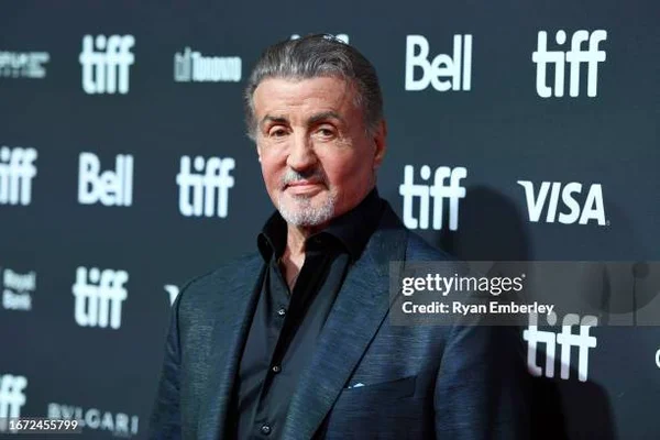 Sylvester Stallone en costume sombre lors d'un événement officiel