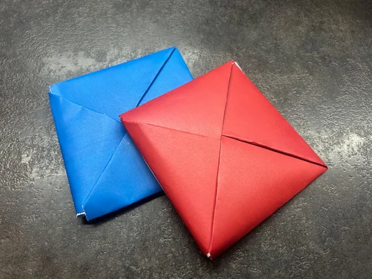 Reproduction du ddakji bleu et rouge de Squid Game.