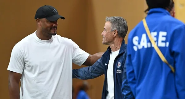 Vincent Kompany et Luis Enrique échangeant lors d'un événement sportif.