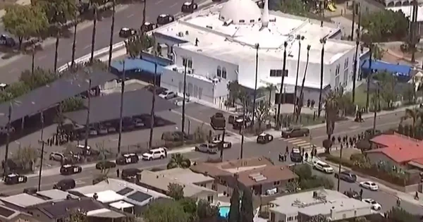 Vue aérienne de la mosquée de San Diego où trois personnes ont été tuées, avec un important déploiement policier