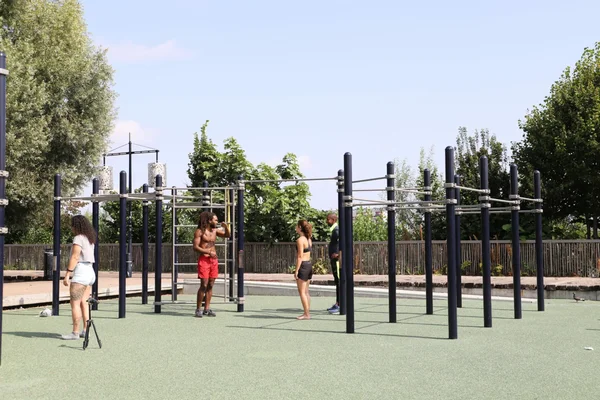 Une aire de street workout à Bordeaux, utilisée lors des séances gratuites du dimanche.