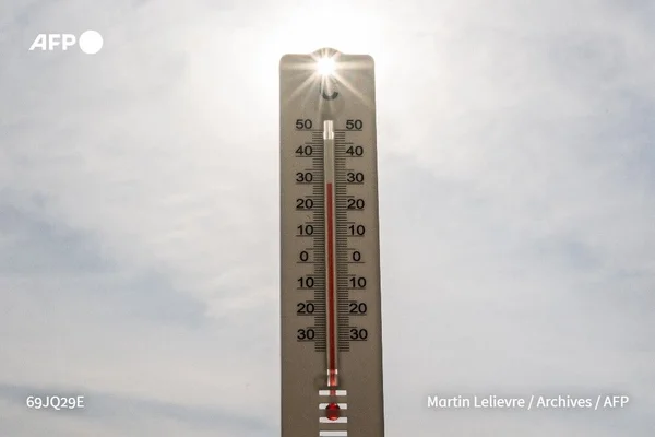 Thermomètre indiquant une température élevée sous un soleil radieux.