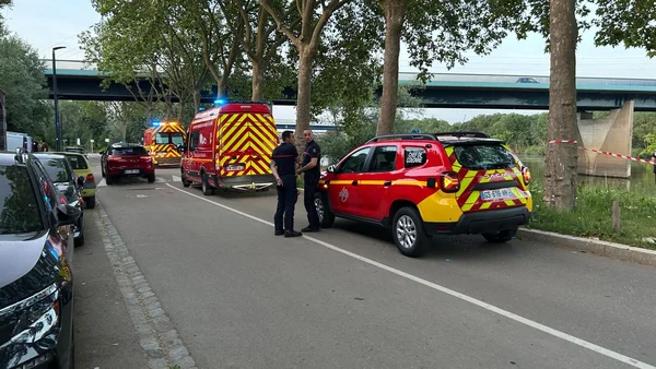 Les secours déployés sur les berges de la Maine à Angers lors des recherches.