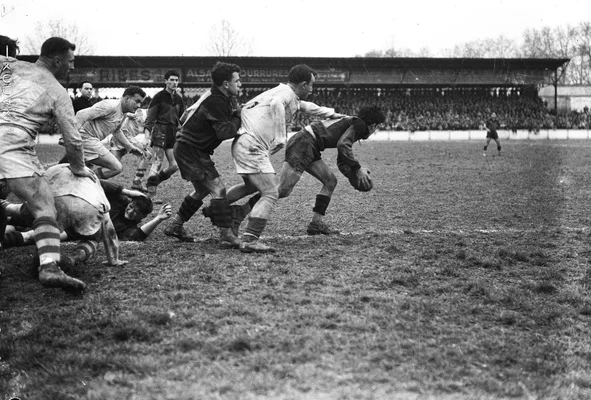 Match de rugby au Stade du Hameau en 1950 : action entre le Stade Toulousain et Pau.