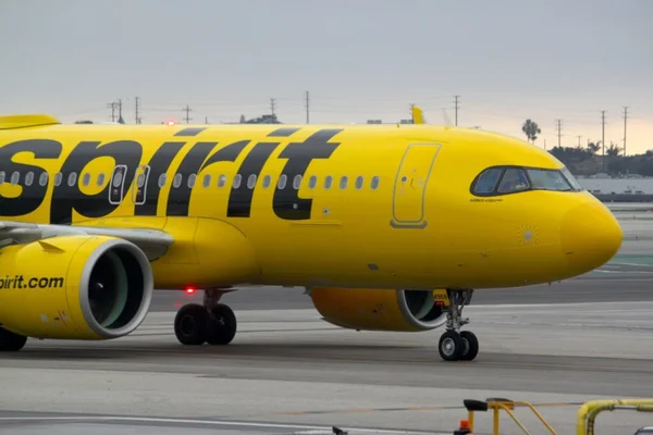 Un Airbus A320 de Spirit Airlines à l'arrêt sur le tarmac.