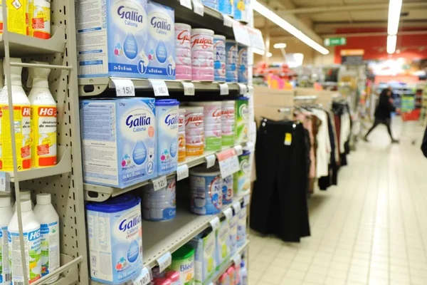 Rayon de laits infantiles en supermarché, avec des marques Gallia et Guigoz.