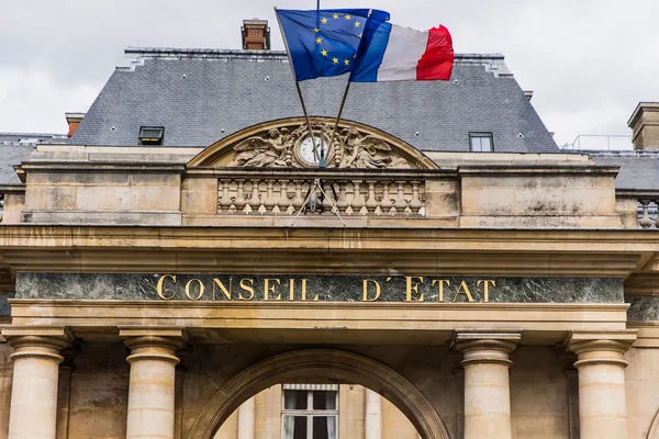 Entrée du Conseil d'État à Paris, ornée de lettres dorées et des drapeaux européen et français.