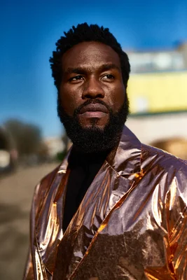 Yahya Abdul-Mateen II posant en blazer cuivré.