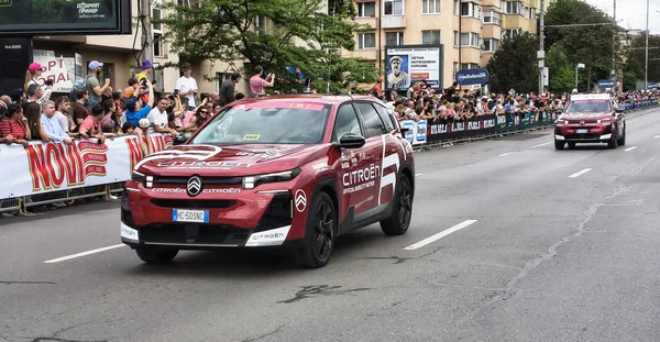 Voiture officielle du Giro d'Italia 2026 à Sofia, Bulgarie, lors de la 3e étape.