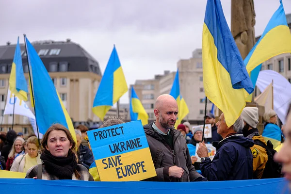 Manifestation de soutien à l'Ukraine avec pancarte 'PROTECT UKRAINE SAVE EUROPE'.