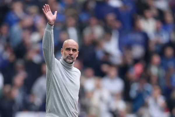 Pep Guardiola saluant la foule lors d'un match à l'Etihad Stadium.