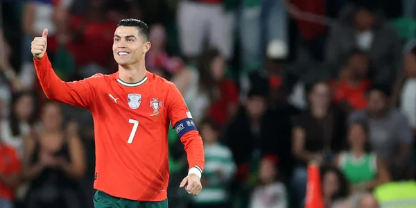 Cristiano Ronaldo affichant un geste de satisfaction lors d'un match du Portugal.