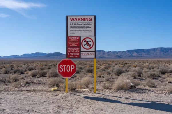 Panneaux d'interdiction à l'entrée d'une base de l'US Air Force, rappelant le mythe de la zone 51.
