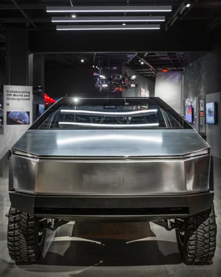 Tesla Cybertruck exposé au Petersen Museum lors de la soirée d'ouverture.