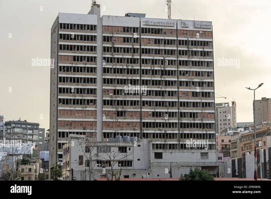 Immeuble de bureaux à Beyrouth détruit par une explosion, montrant des dégâts étendus à la façade.