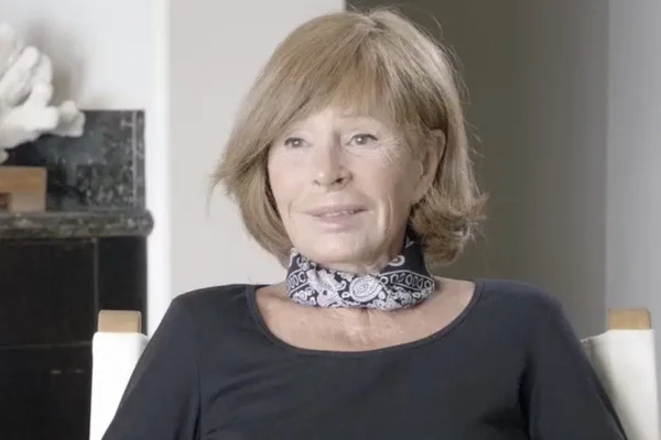 Marcia Lucas, monteuse oscarisée, assise dans un fauteuil blanc.