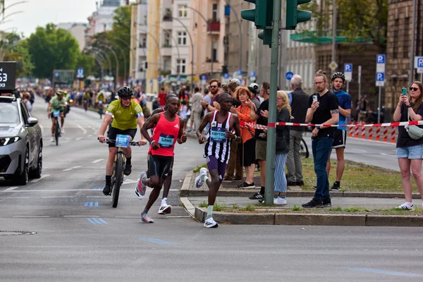 Sabastian Sawe en pleine compétition lors du marathon de Berlin.