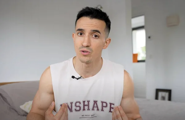 Tibo InShape lors d'une intervention publique.