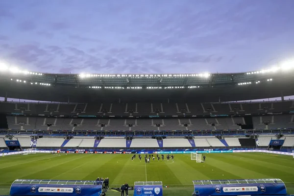 Le Stade de France vide avant un match, avec la banderole France - Israël visible au premier plan.