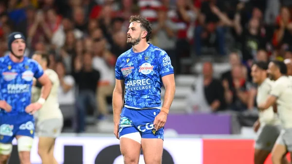 Un joueur de l'ASM Clermont Auvergne en action sur le terrain du Hameau.