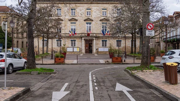 Bâtiment municipal à Agen, où le préfet a condamné les menaces.
