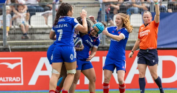 Les Bleues fêtent un essai lors de leur large victoire face à l'Italie à Grenoble.