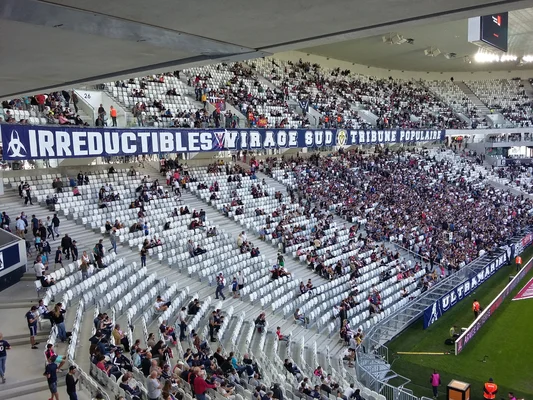 Le virage sud du Matmut Atlantique, animé par les supporters bordelais, lors d'un match contre Toulouse en 2015.