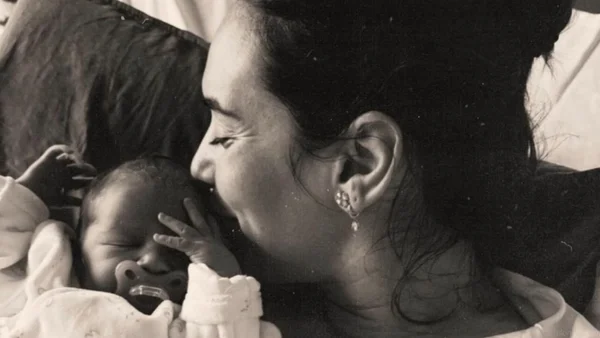 Hilona Gos embrasse tendrement son fils nouveau-né.
