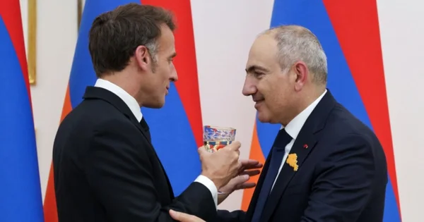 Emmanuel Macron et le Premier ministre arménien échangeant un verre lors d'une rencontre officielle.