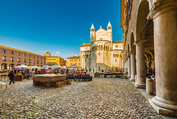 Vue de la place principale de Modène, avec sa cathédrale et le marché.