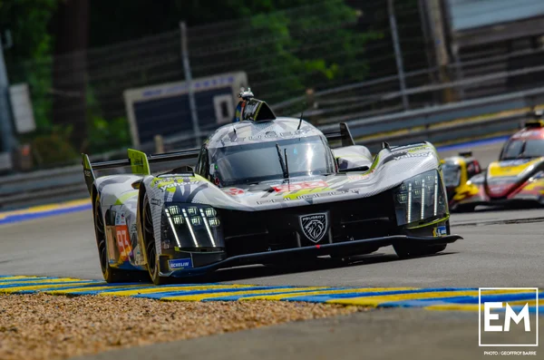 La Peugeot 9X8 en action sur circuit pour la saison 2026.