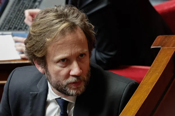 Portrait de Boris Vallaud en costume sombre.