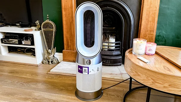 Dyson Hot + Cool en situation dans un salon, devant une cheminée, avec un décor moderne.