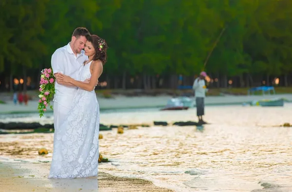 Norbert Tarayre et Abi lors de leur mariage sur une plage.