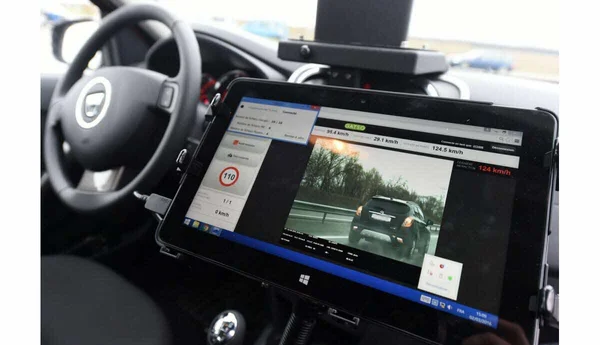 Tablette de contrôle d'un radar embarqué affichant une vue en direct sur autoroute.