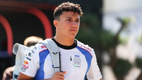 Isack Hadjar en tenue décontractée avec son sac.