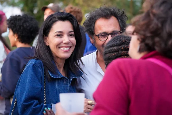 Sophia Chikirou aux Amfis en août 2025, souriante en veste en jean.