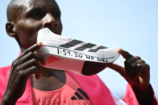Sebastian Sawe présentant la chaussure utilisée pour son record du monde sous les deux heures.