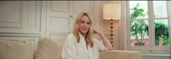 Kylie Minogue en peignoir blanc, portrait pour la série documentaire Netflix.